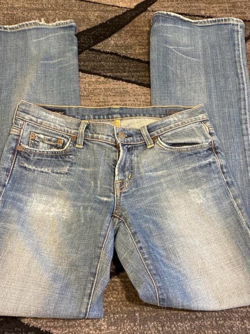 Classic Women's Blue Wash Straight-Leg Jeans